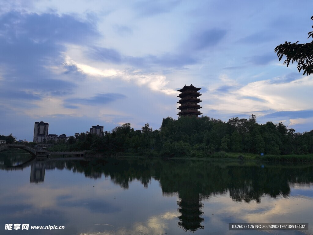 湖畔古塔映晚霞
