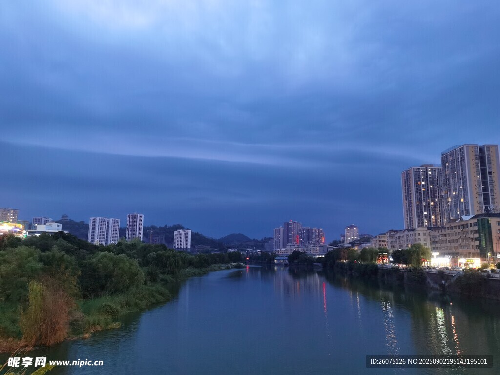 河畔城市夜景