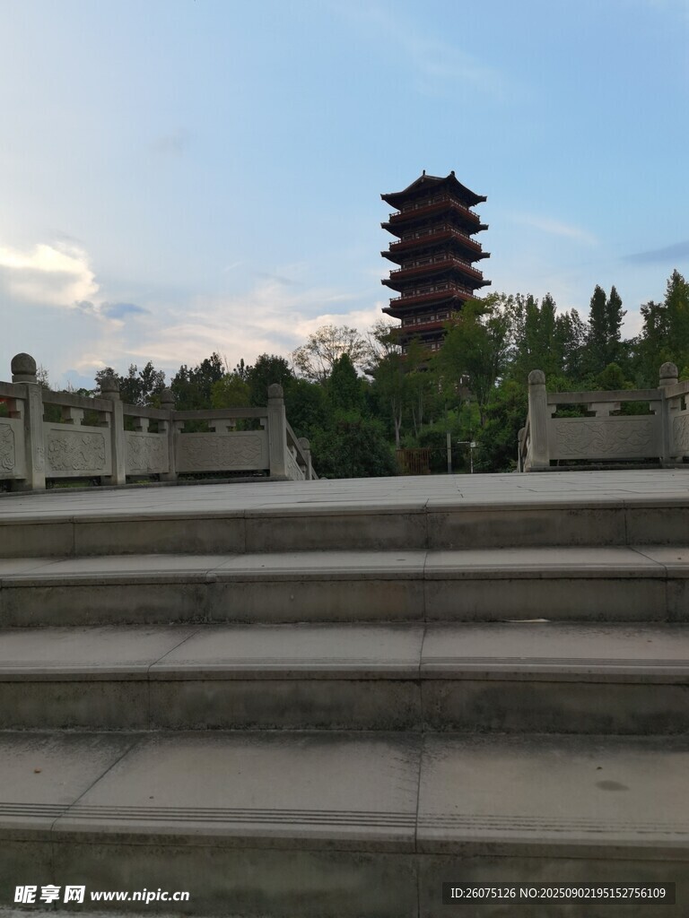 古建宝塔前的开阔台阶