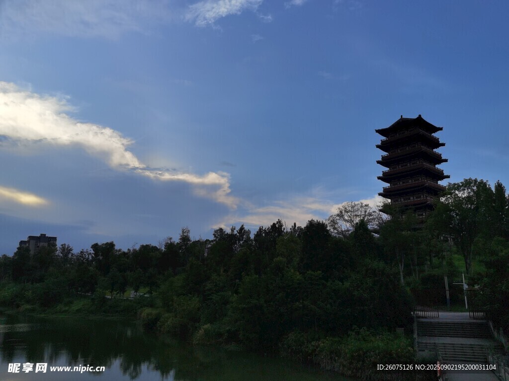 湖畔宝塔映蓝天