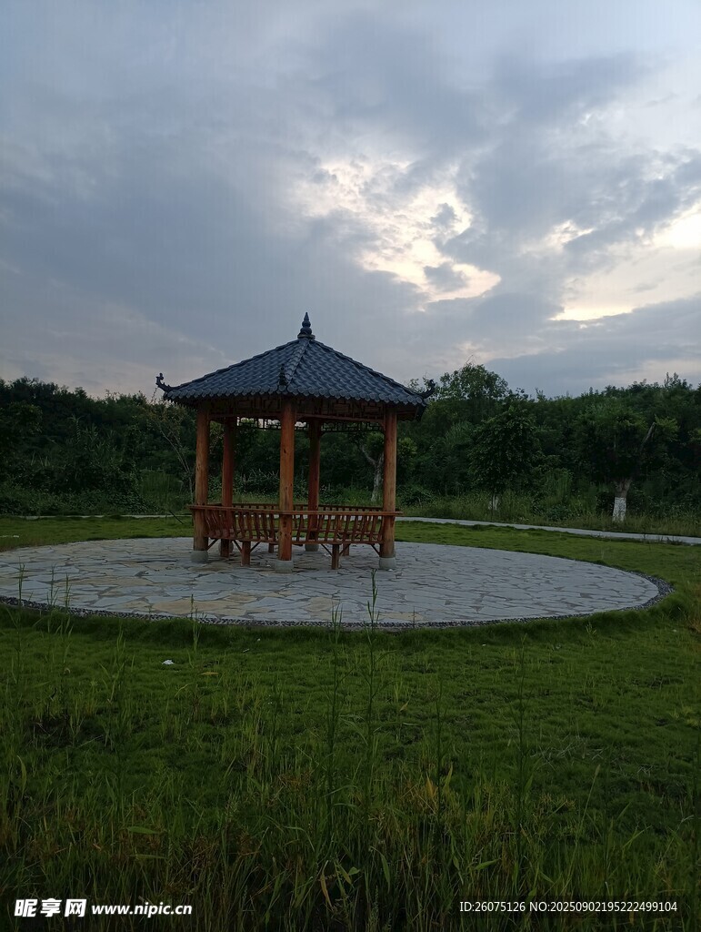草地中的古风凉亭美景