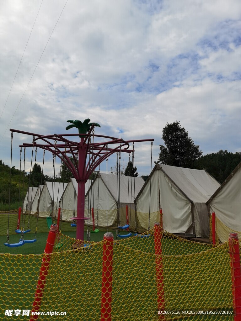户外游乐设施与帐篷场景