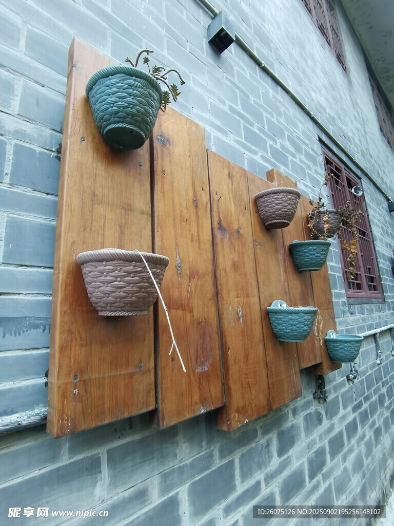 墙面悬挂的创意陶制花盆