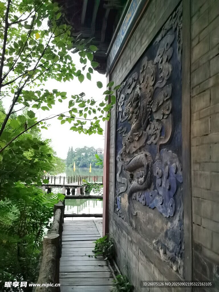 古建墙边的木质步道景观
