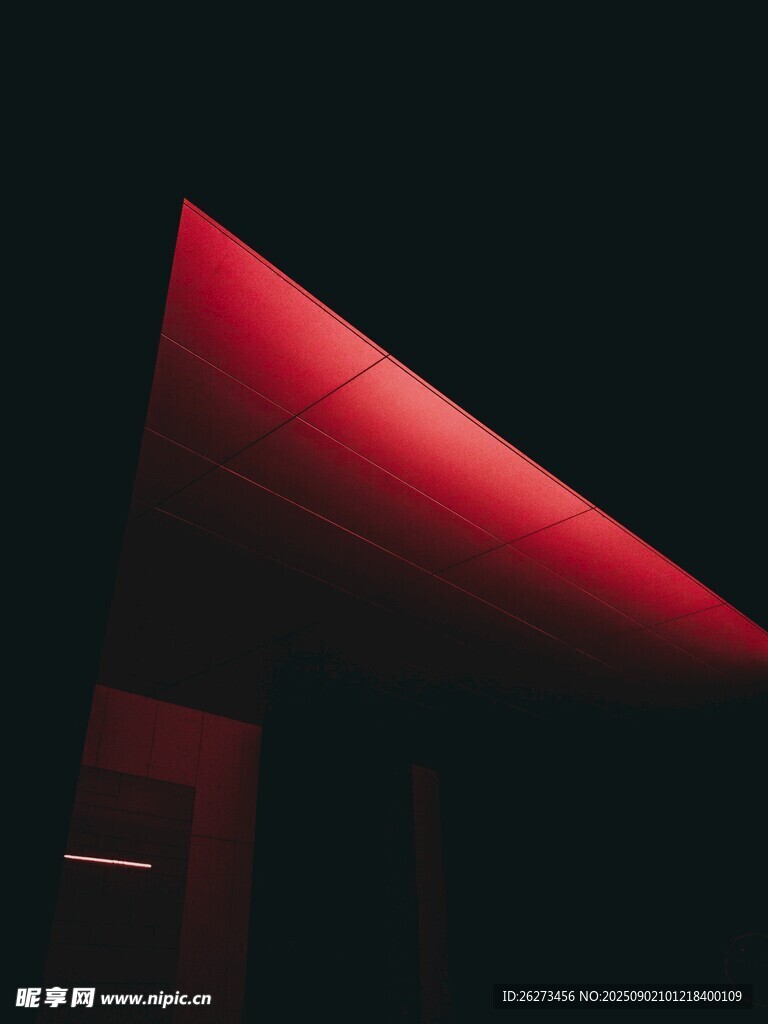 红色灯光下的室内一角