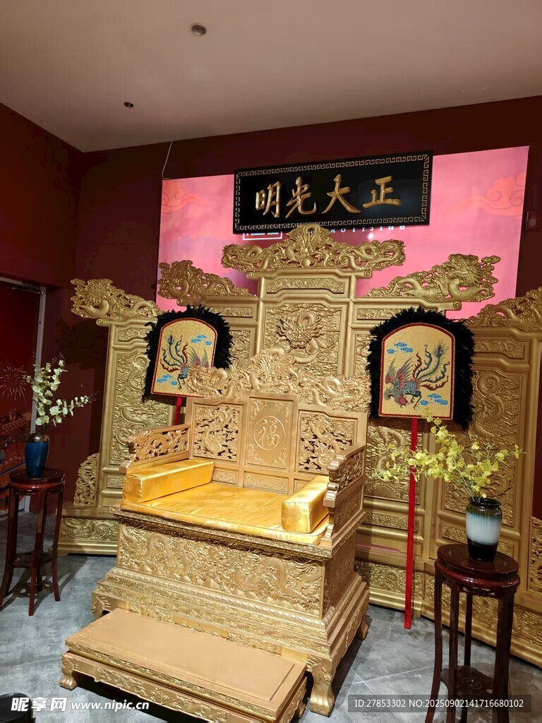 中式古典雕花家具展示