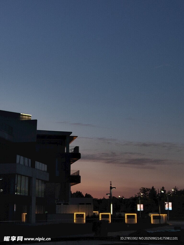 黄昏下的城市建筑景观