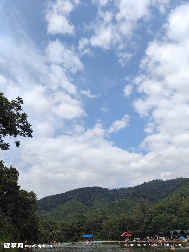 山间湖畔风景