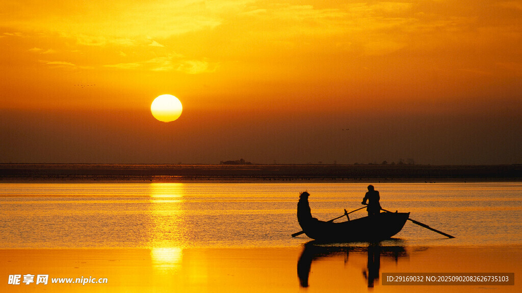 夕阳下的湖面泛舟