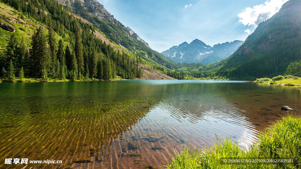 山间静谧湖景 绿意盎然