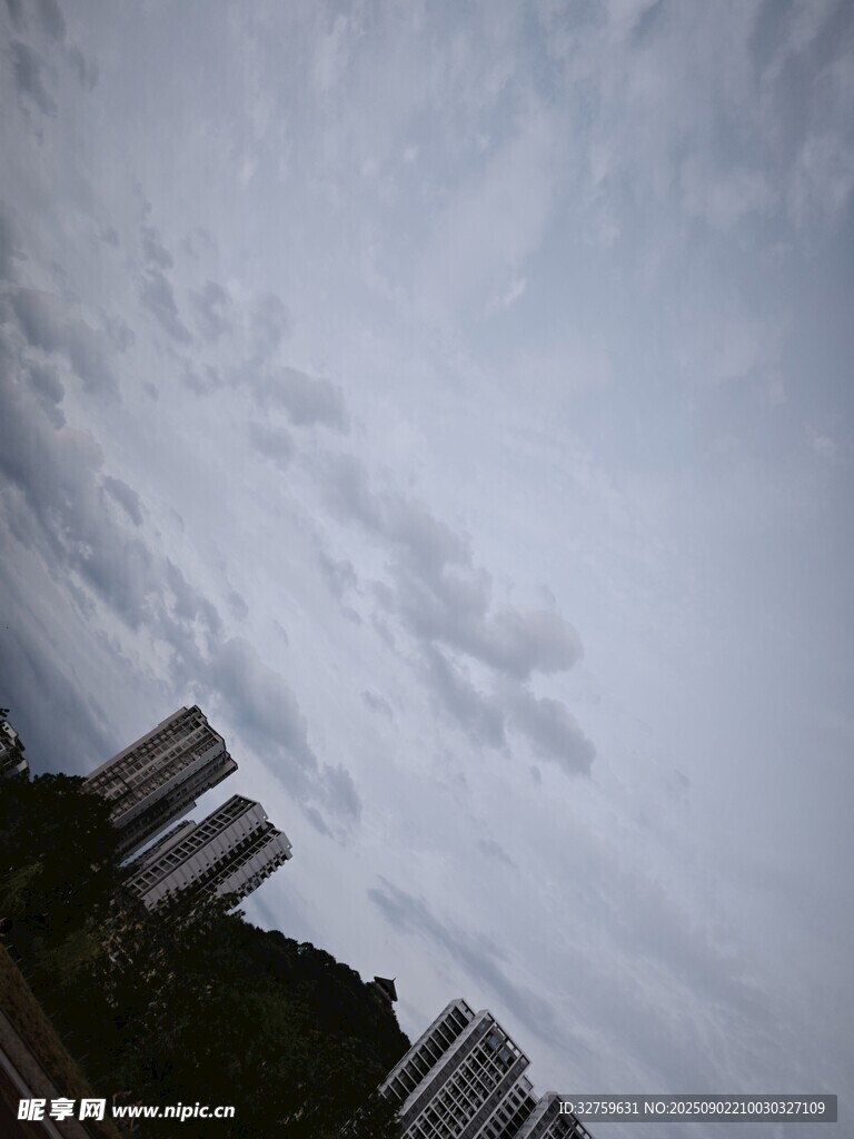 高楼之上的多云天空