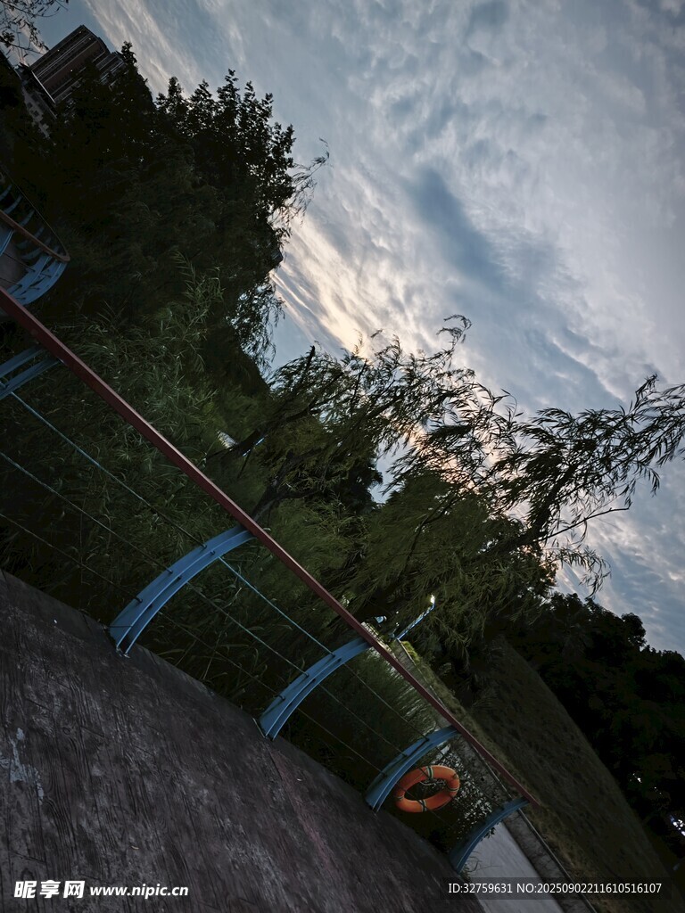 户外秋千场景 