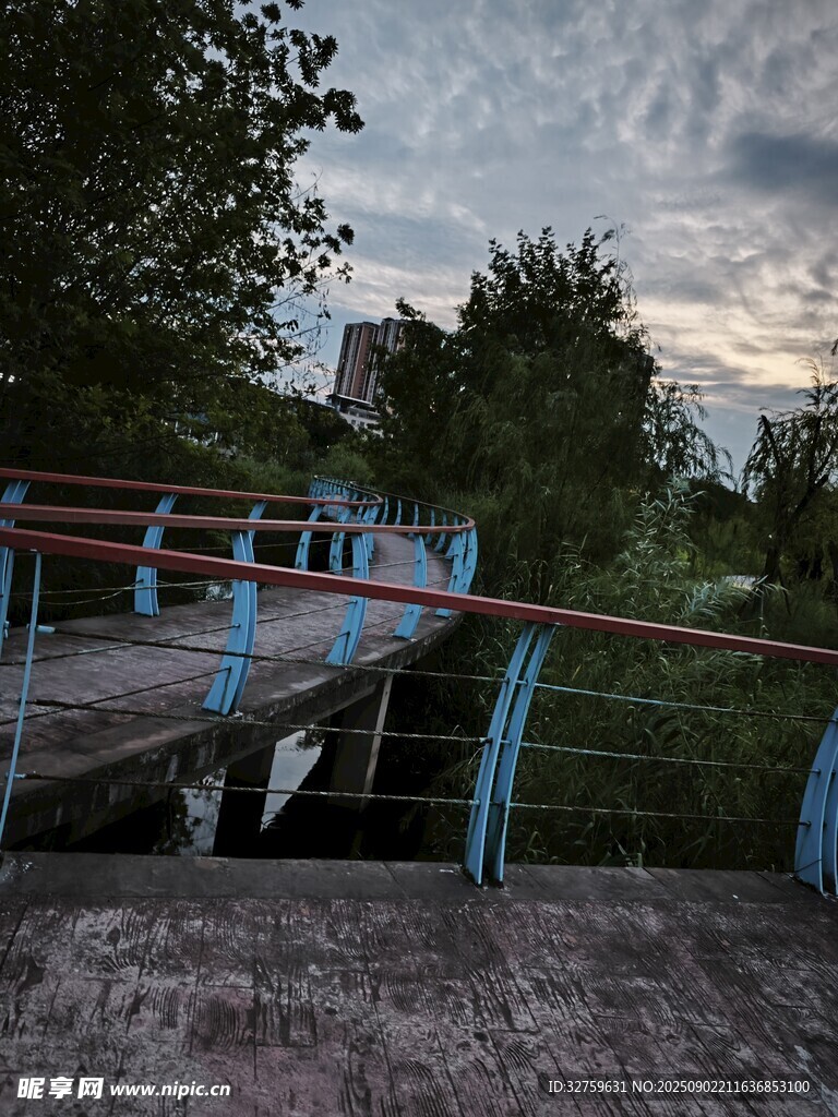 黄昏下的户外休闲桥景