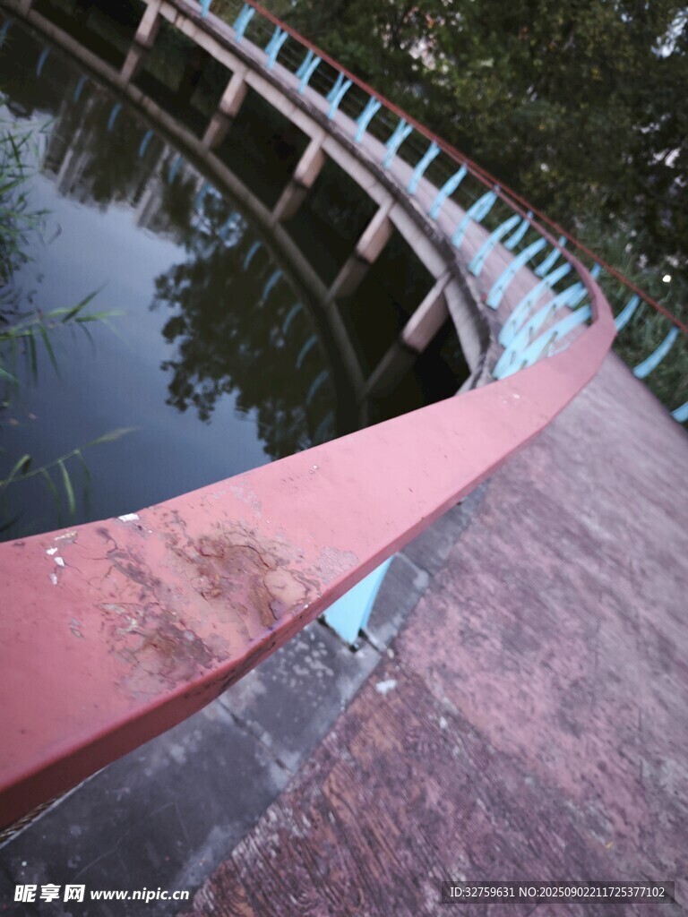 湖边红栏杆与桥的景致