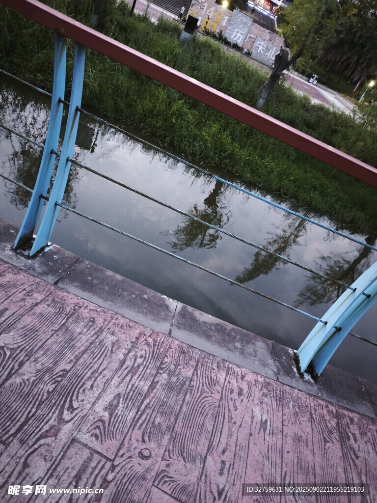 水边木质平台与栏杆景观