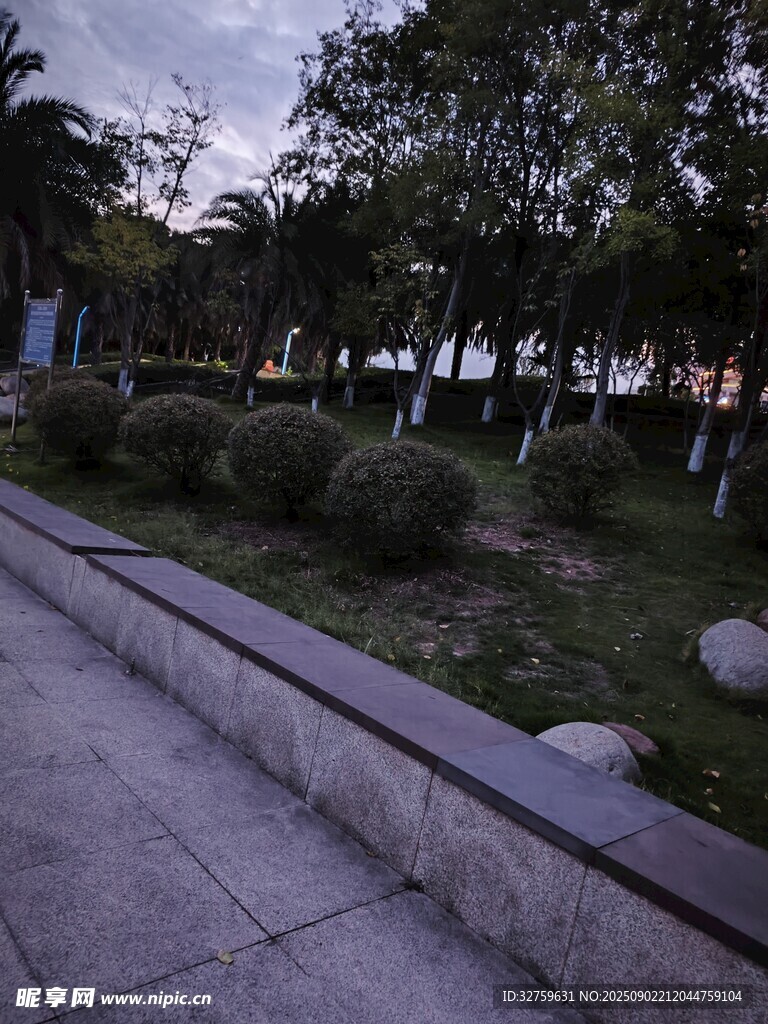 黄昏时的公园小径景观