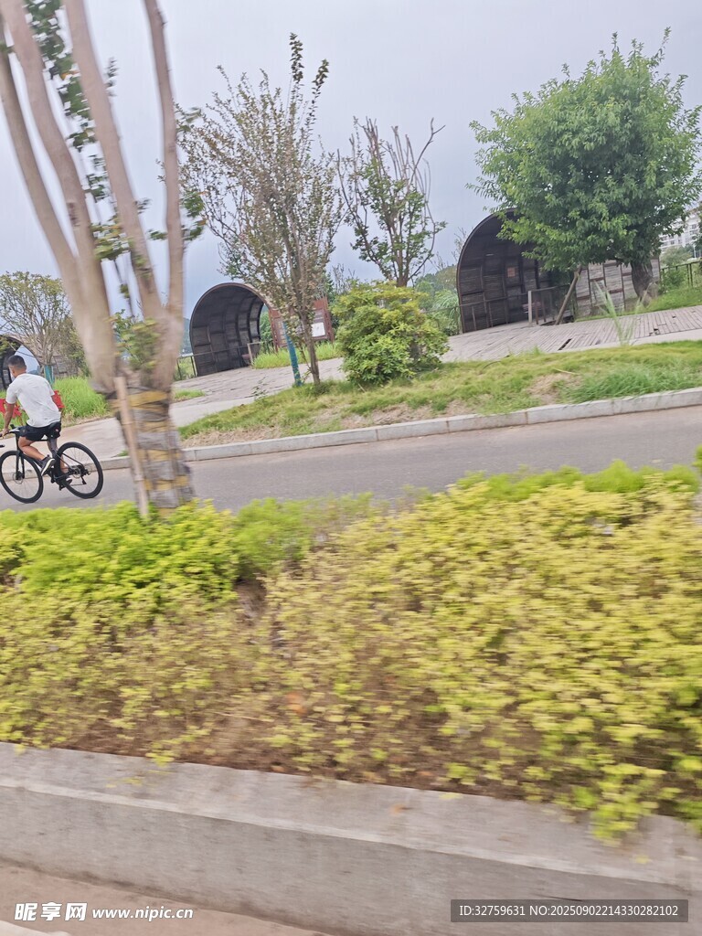 道路旁骑行的摩托车