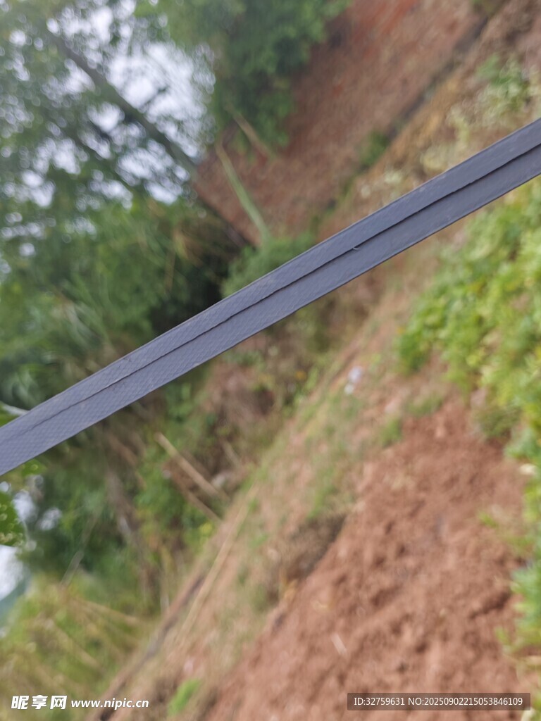 山间铺设的黑色电缆线