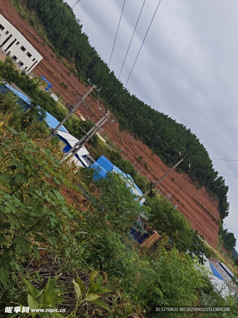 乡村田野间的建筑景观