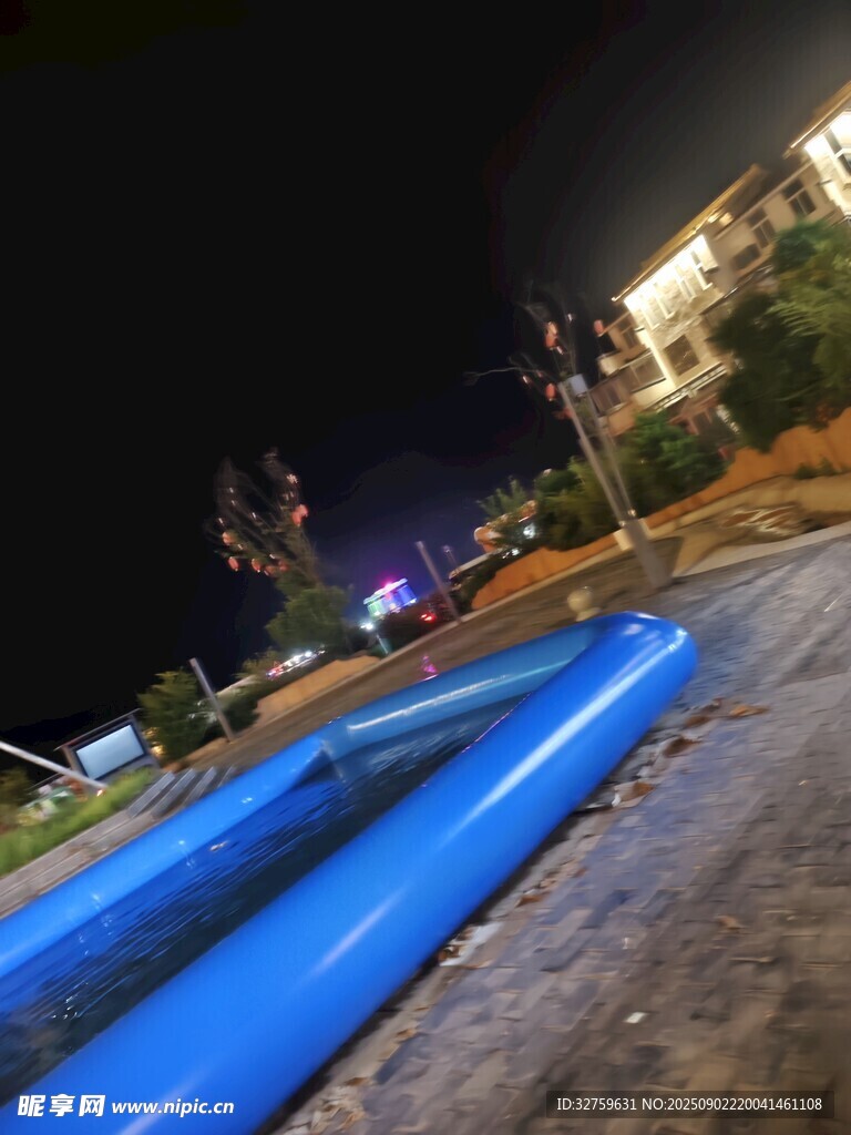 夜间施工现场蓝色管道铺设