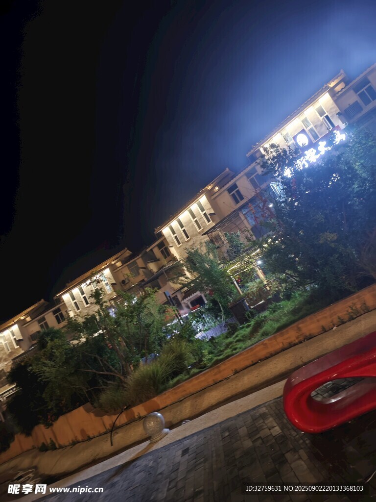 夜晚小区夜景及路边汽车