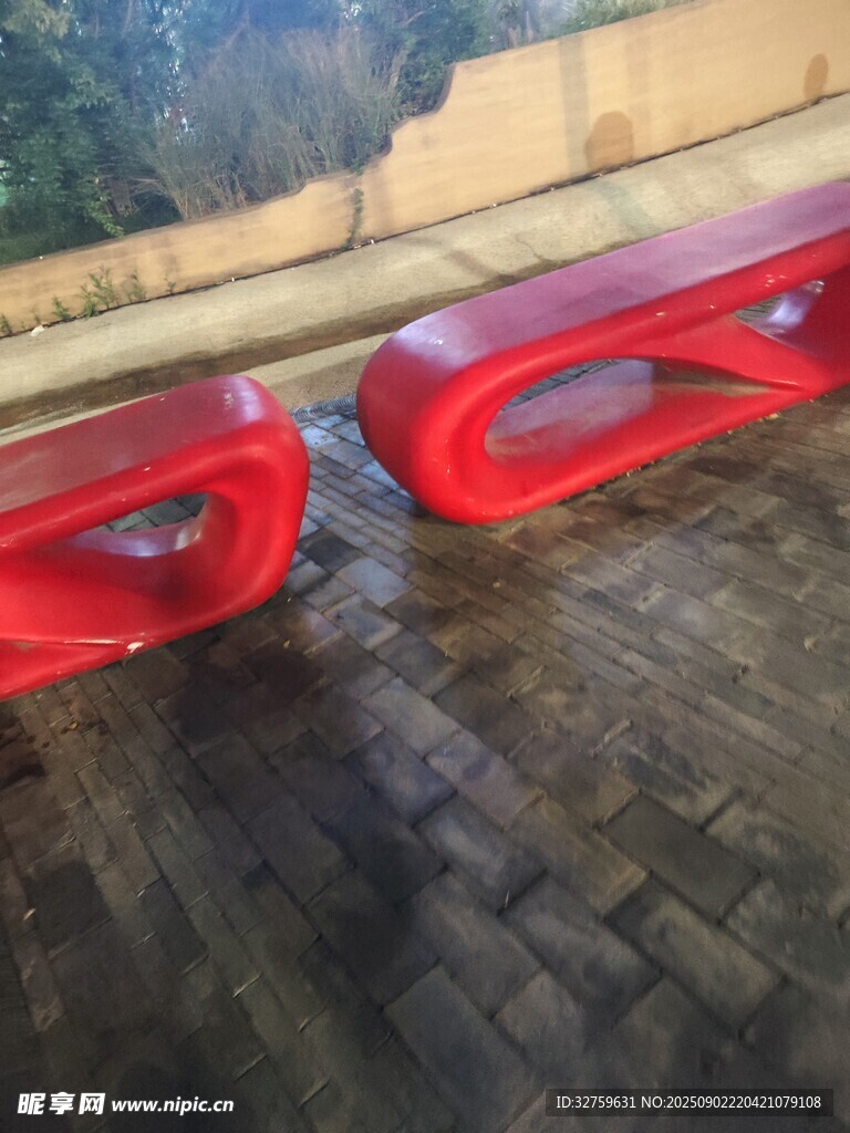 红色独特造型户外座椅