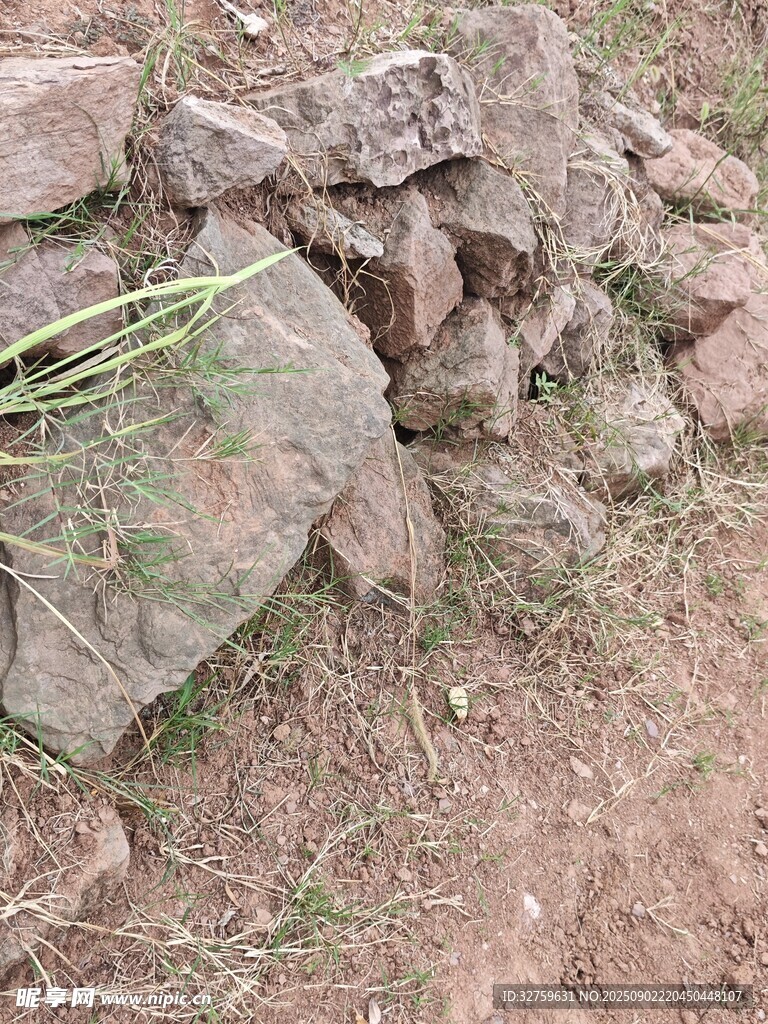 野外杂乱堆砌的岩石
