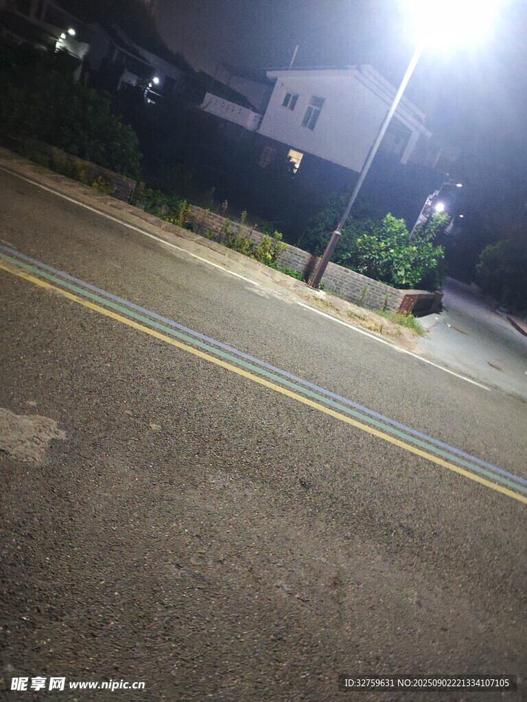 夜晚街道的局部景象