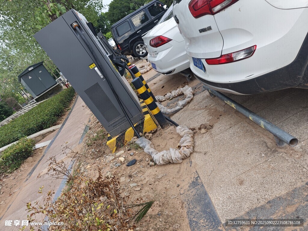 充电桩倒地旁停着汽车