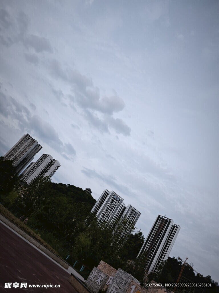 阴天城市高楼景观