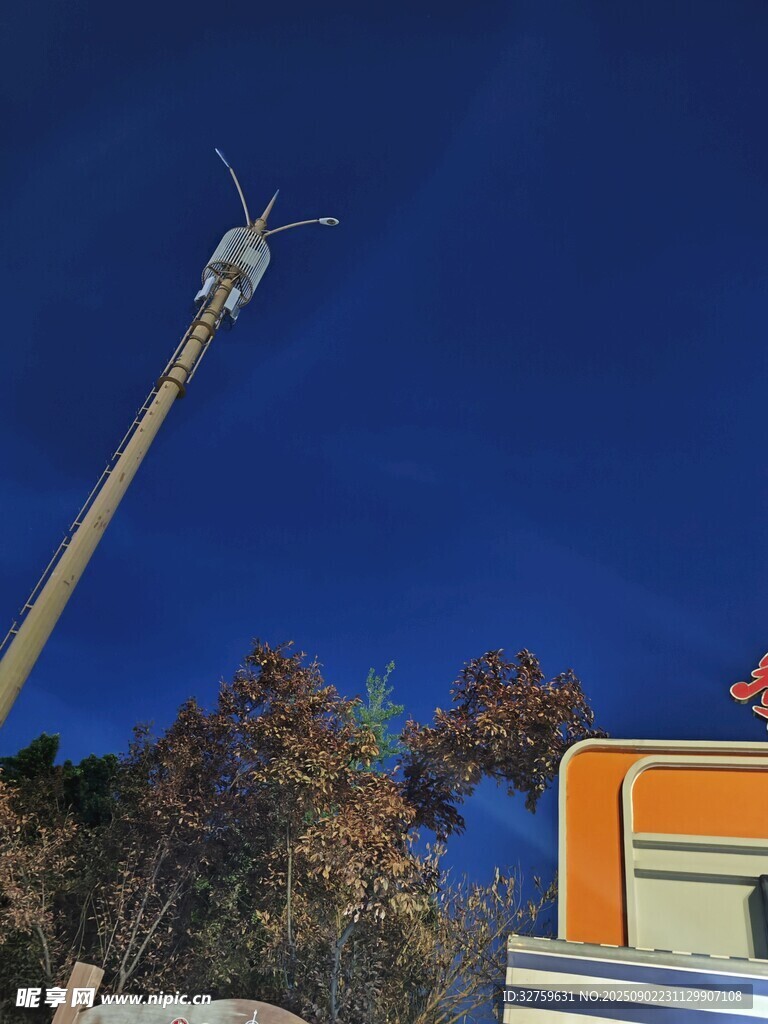 夜空下的高塔与建筑