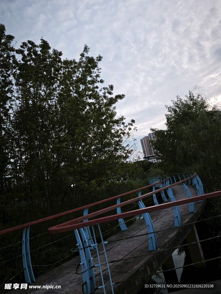 户外废弃游乐设施场景