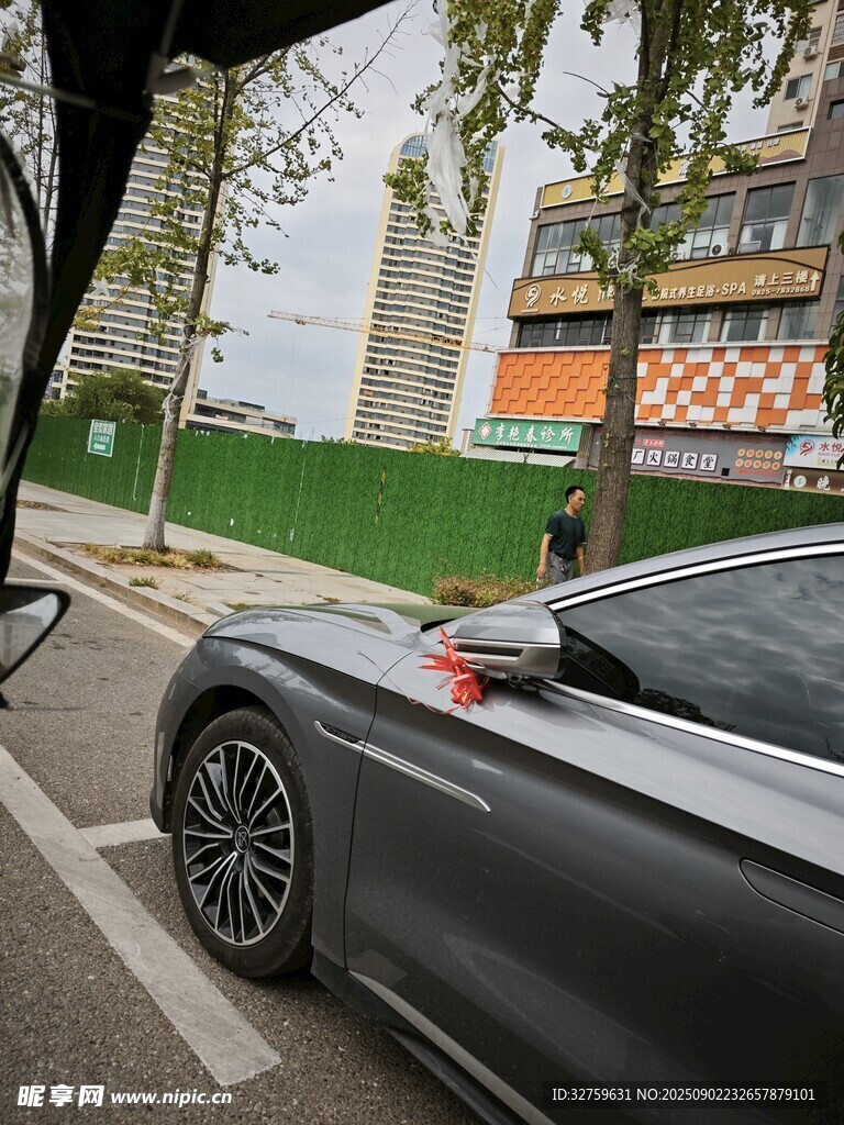 路边停放的黑色轿车