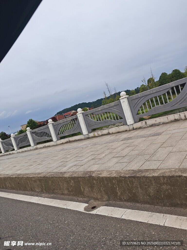 公路旁的白色护栏景观