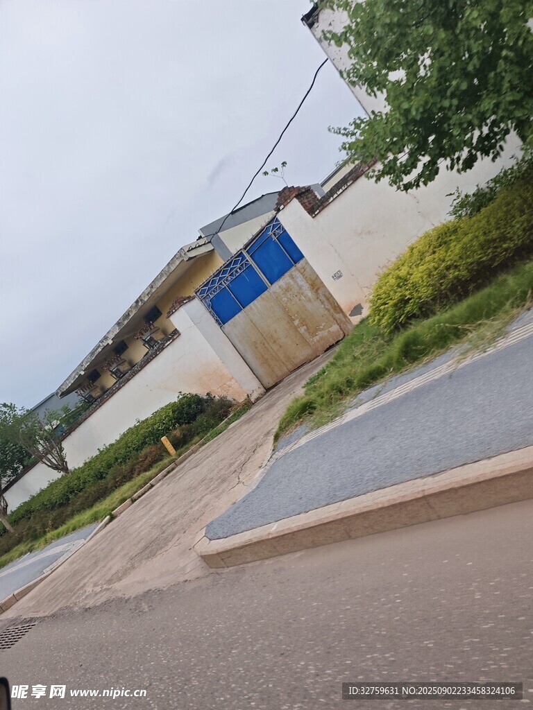 户外建筑旁的开阔道路