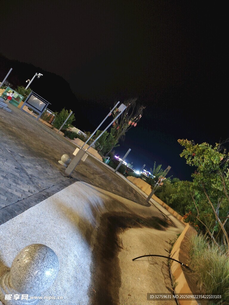 夜晚户外的静谧道路场景
