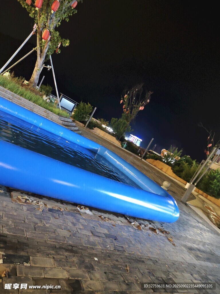 夜间蓝色充气泳池景观