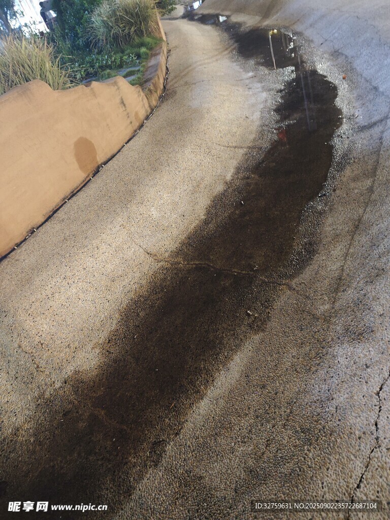 道路旁的泥泞痕迹