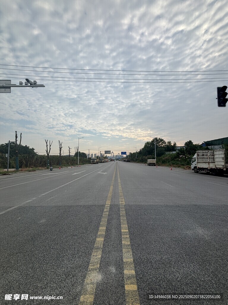 空旷道路与交通信号灯
