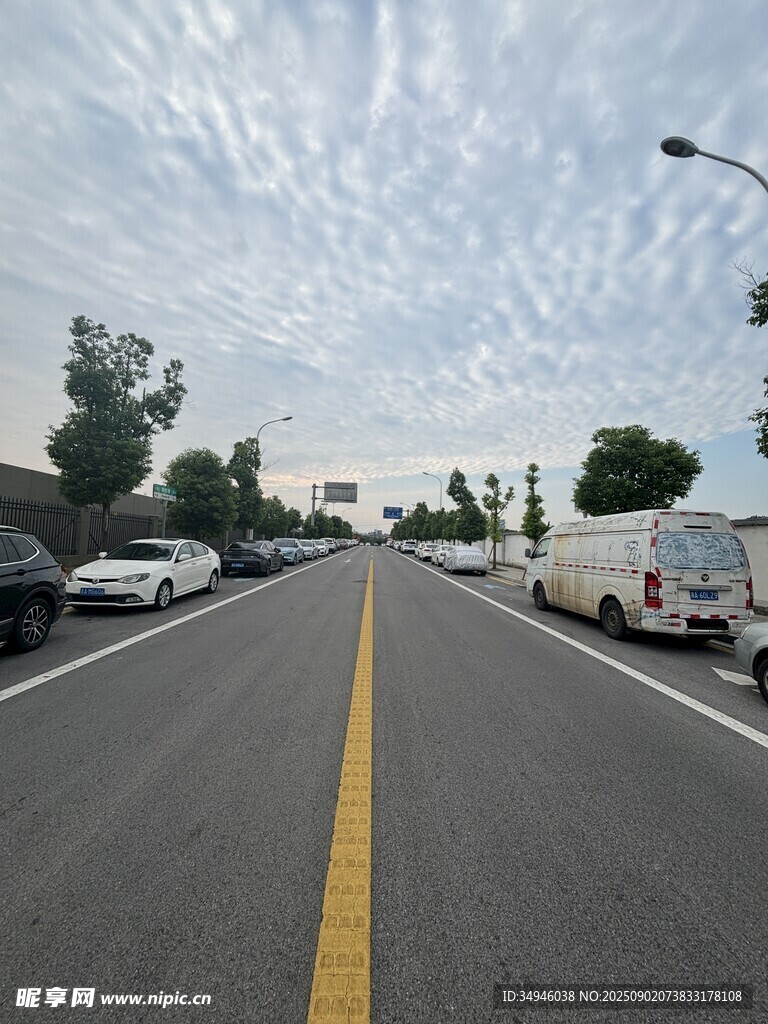 宽阔道路上的车辆停放