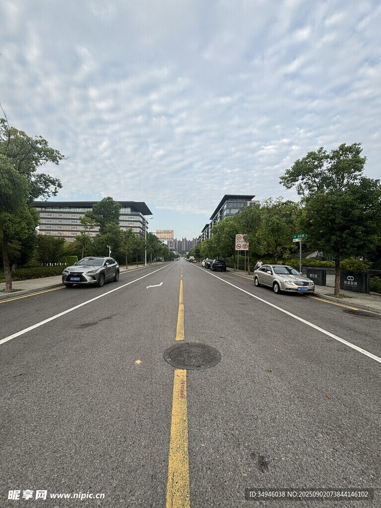 空旷城市道路景象