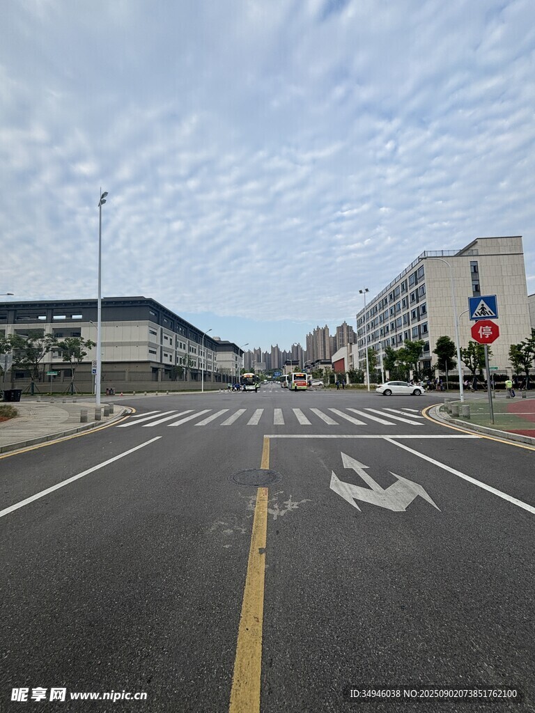 宽阔城市道路及周边建筑