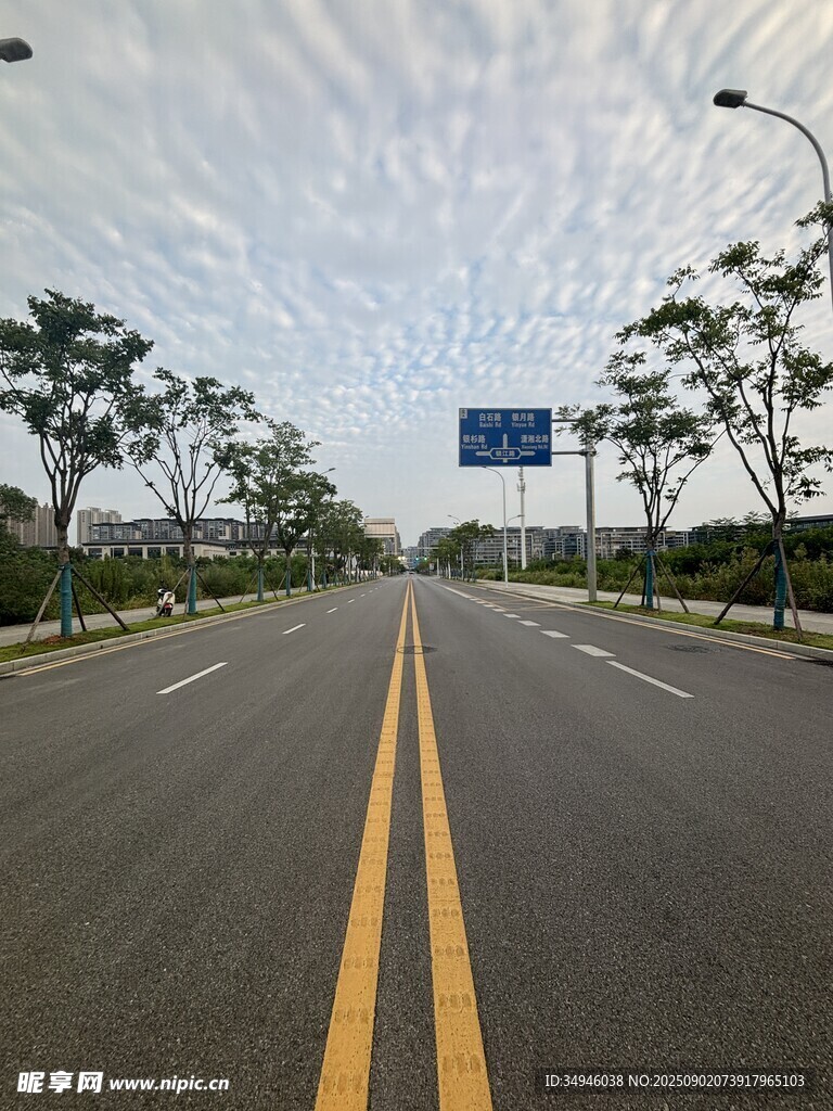 宽阔公路