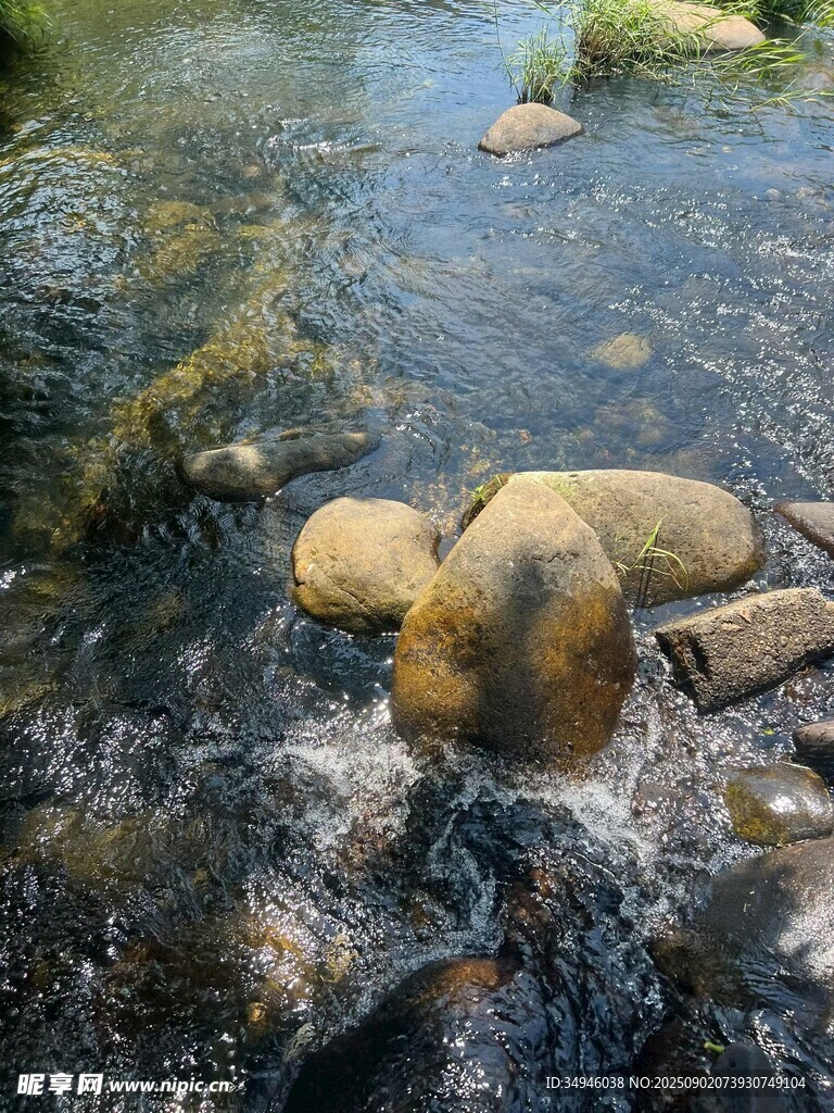 清澈溪流中的圆润石头