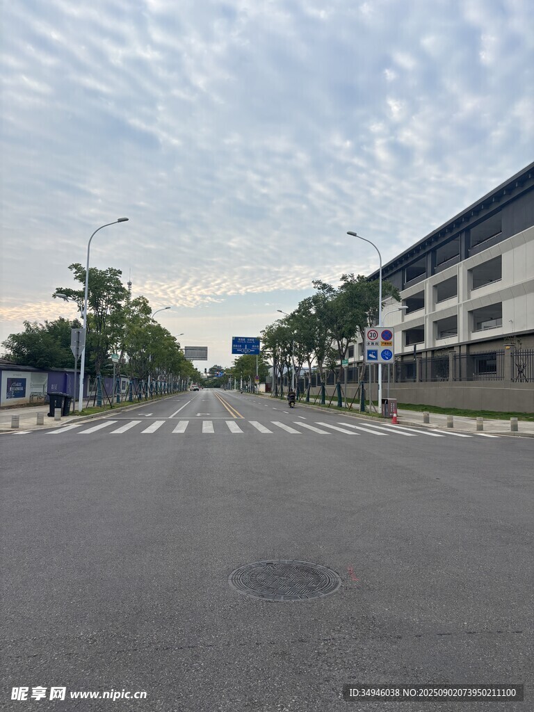 宽阔城市道路与旁侧建筑