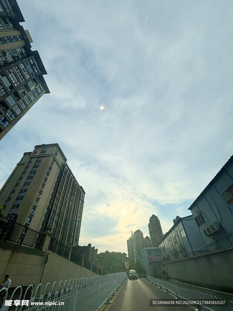 城市道路与高楼景象