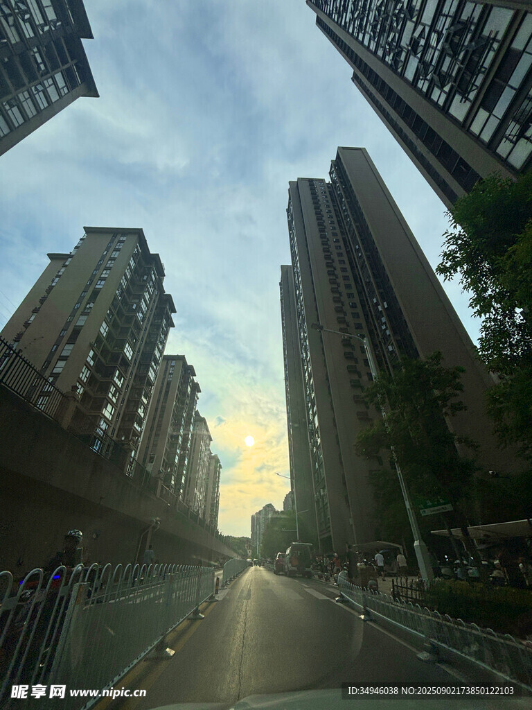 城市道路旁的高楼与黄昏