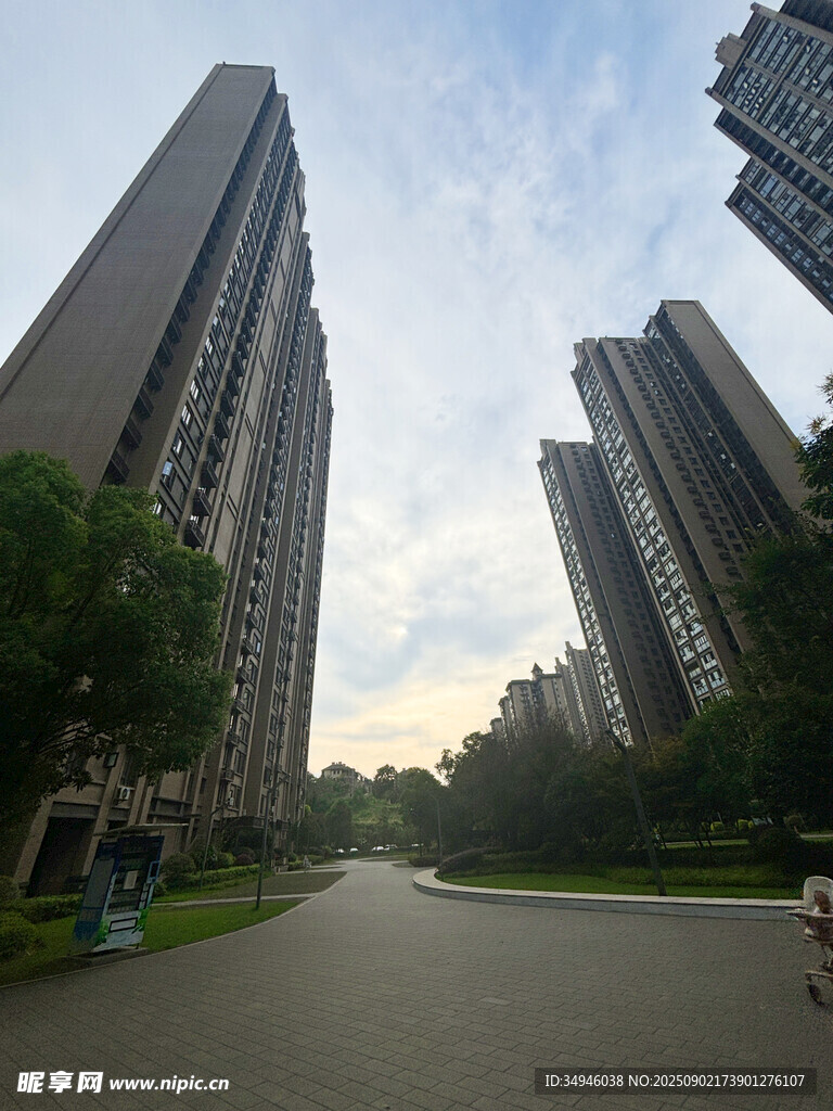 城市住宅区的宽阔道路