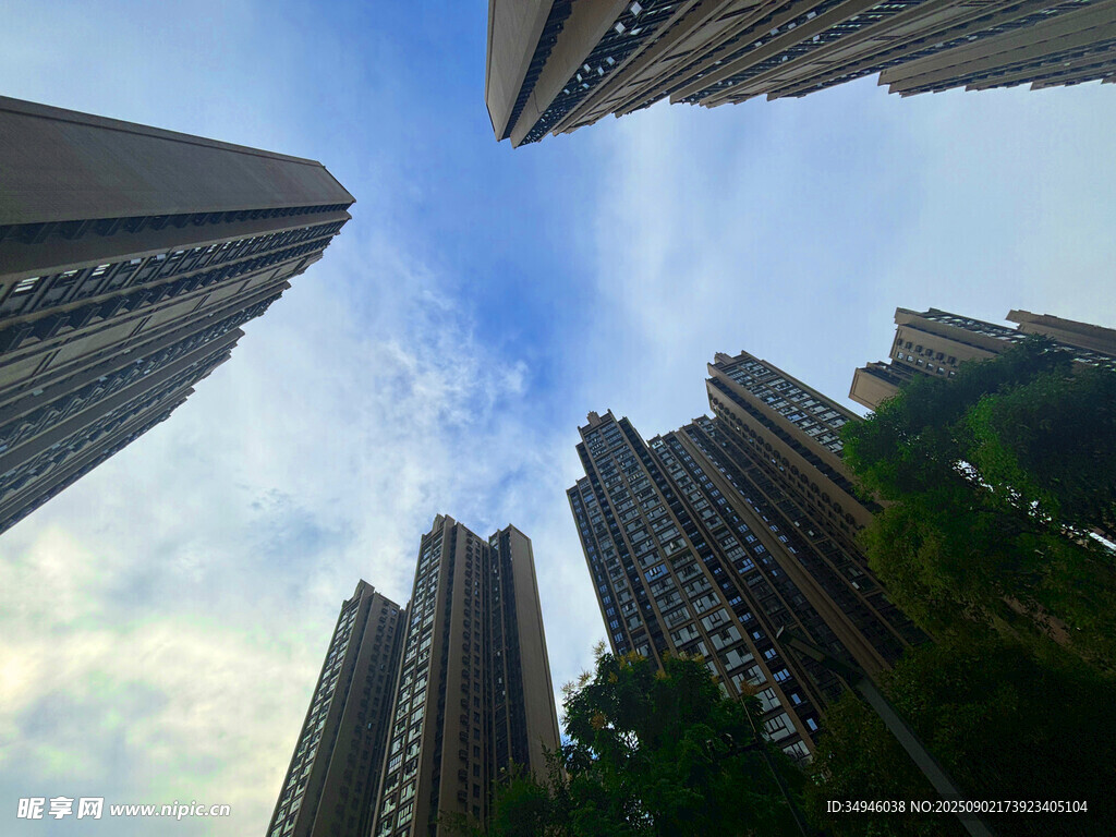 仰视城市高楼建筑群