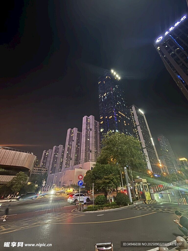 城市夜晚街景与高楼灯火